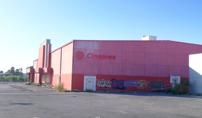 Hallan cadáver de tras de las instalaciones de un cine abandonado