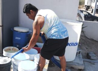 Atiende Carlos Peña Ortiz necesidad de agua potable en colonias