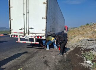 Guardia Estatal ayuda a operador de tractocamión ante fallas mecánicas