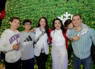 Mónica Villarreal da inicio a las celebraciones decembrinas con el encendido del Pino Navideño