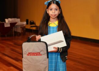 ALCALDESA CARMEN LILIA CANTUROSAS IMPULSA LA EDUCACIÓN CON LA ENTREGA DE TABLETAS A ESTUDIANTES DESTACADOS