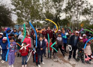 Recorren colonias, Humberto Prieto Herrera y Verónica Garza saludando a familias de Reynosa.