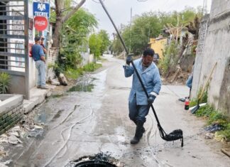 *Atendió COMAPA limpieza de pozos de visita en la colonia Ferrocarril Poniente*