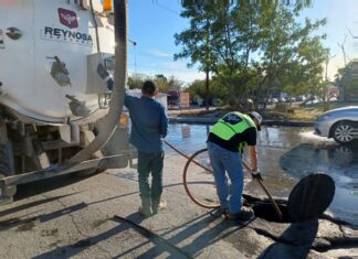 *Mejora COMAPA funcionamiento del drenaje sanitario en la colonia Jarachina Norte*
