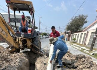 *Trabaja COMAPA en interconexión de línea sanitaria en la colonia La Presa*