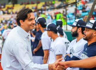 *Lanzó Julio César Chávez Jr primera bola en partido Charros-Sultanes en Reynosa*