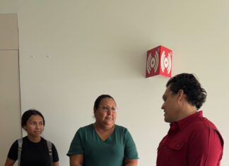 Disfrutan chicos y grandes “HP Cinema” en balcones de Alcalá, conviviendo con el diputado Humberto Prieto Herrera.