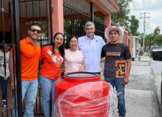 Juan Carlos Zertuche lleva entrega de tinacos a familias de La Presa y Burocrática