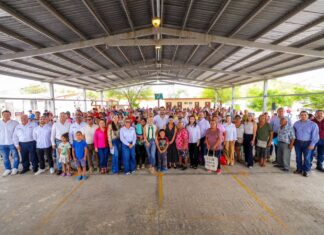 *Recibieron familias de el Olmo a Carlos Peña Ortiz en escuela primaria*