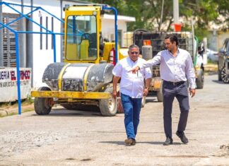 *Carlos Peña y el Arqui Eduardo López Arias supervisan trabajos en la Vicente Guerrero.*