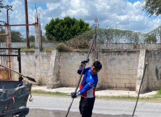 *Atendió COMAPA limpieza de pozos de visita en distintos sectores de la ciudad* Por instrucciones del alcalde, Carlos Peña Ortiz, la Comisión Municipal de Agua Potable y Alcantarillado de Reynosa continúa trabajando en el mantenimiento de la infraestructura sanitaria, llevando a cabo labores de limpieza de pozos de visita en distintos sectores de la ciudad, con el objetivo de mantener bajos los niveles de línea y prevenir encharcamientos y fugas de agua residual. Las maniobras fueron realizadas sobre Avenida Independencia esquina con Río San Juan, en la colonia Fuentes Sección Lomas; calle Rocallosa entre El Estero y El Fortín, en la colonia La Cima; calle Tamaulipas entre Las Mitras y Coahuila, en la colonia Las Mitras; y Viaducto Reynosa con Río de la Plata, en la colonia Los Almendros. Con estas acciones, el organismo mantiene labores permanentes para fortalecer el funcionamiento de la red de drenaje sanitario y brindar atención a las necesidades de las familias de los diferentes sectores de Reynosa, contribuyendo a prevenir afectaciones y mantener en mejores condiciones la infraestructura sanitaria. Asimismo, se exhorta a la ciudadanía a cuidar nuestras redes de drenaje, evitando arrojar basura, grasas, aceites y otros desechos a las alcantarillas, ya que pueden provocar obstrucciones y afectar el correcto funcionamiento del sistema. El cuidado de nuestras redes es responsabilidad de todas y todos.