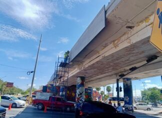 *Aviso de área restringida bajo el puente Álvaro Obregón en bulevar Morelos*