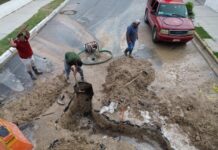 *Atiende COMAPA fuga de agua potable en la colonia Aztlán*